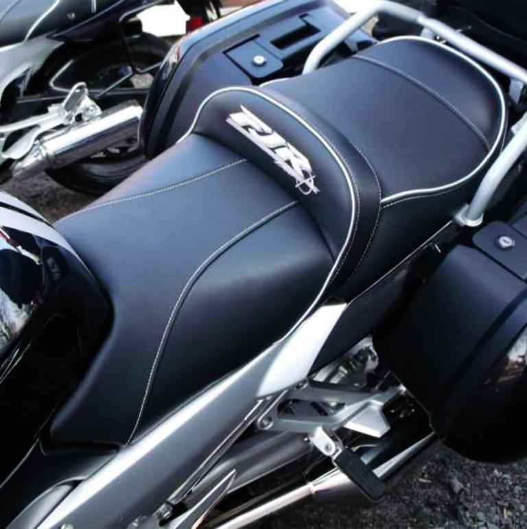 Czarne siedzenie i motocykl